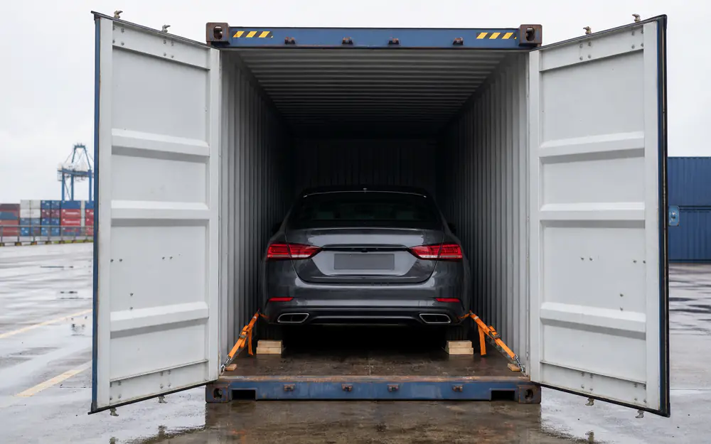 Sedan diamankan dalam kontena menuju Sabah